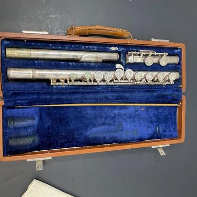 F.E. Olds Ambassador flute Silver with case