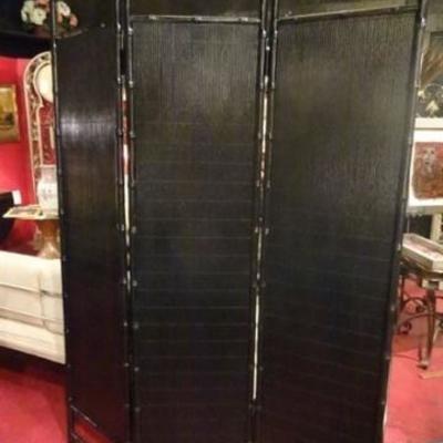 LOT 98E: MID CENTURY MODERN FLOOR SCREEN, BAMBOO AND RATTAN, BLACK LACQUER
