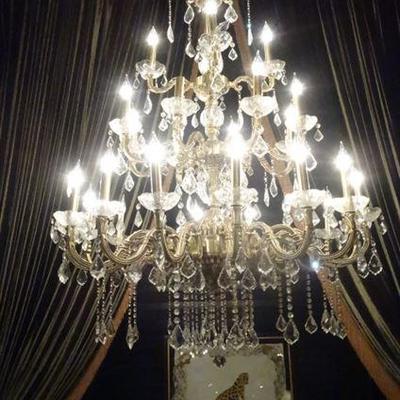 LOT 99A: SPECTACULAR CRYSTAL CHANDELIER, GOLD FINISH METAL BASE, CRYSTAL DROPS