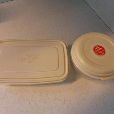 2 pc Rubbermaid dishes