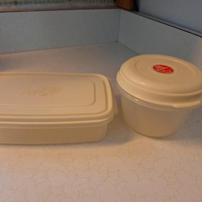 2 pc Rubbermaid dishes