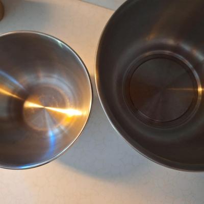 2 pc Stainless mixing bowls