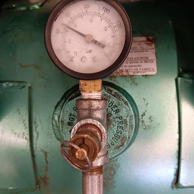 Spreedaire 20 Gallon Contactor Gas Engine air compressor with hose and Instruction Manual