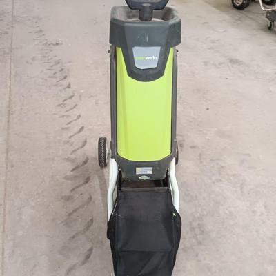 GreenWorks electric Yard chipper 120 Volt 60 Hz 15 A 4000RPM/tr/min With Bagger