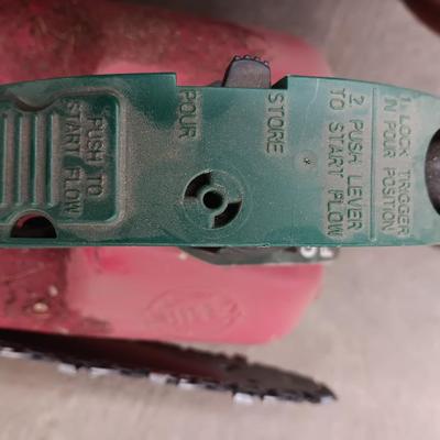 Homelite Ranger Chain saw - Power stroke 33 cc Engine with gas can