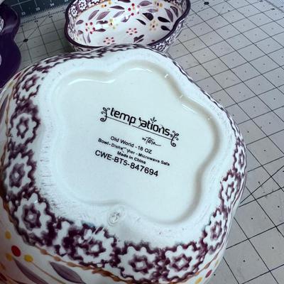 TEMPTATIONS Serving Bowl with 4 Salad Bowls & Utensils. 