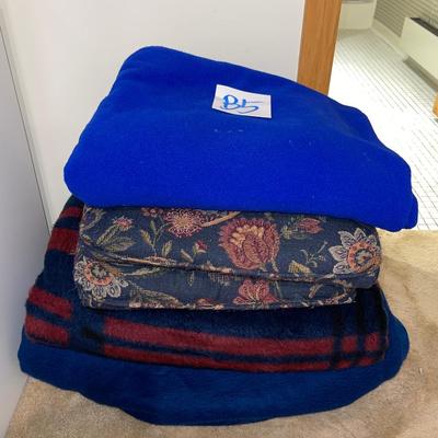 B5-Blankets and cushions