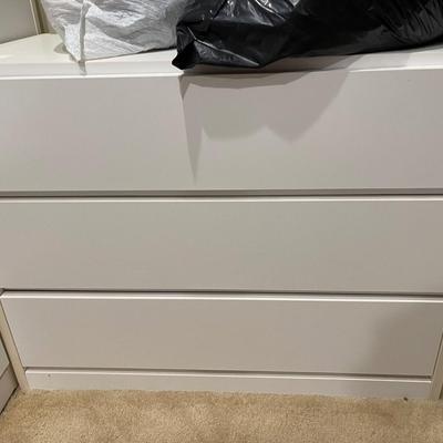 B22-3 drawer dresser (Reff)