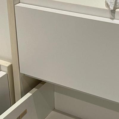 B22-3 drawer dresser (Reff)