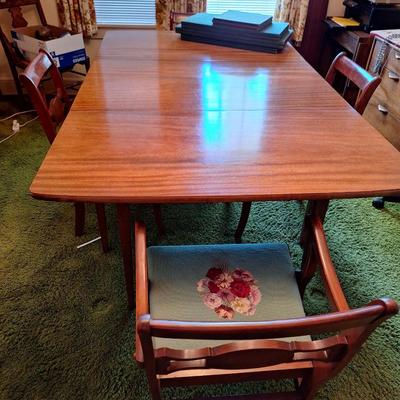 Dining room table w/4 chairs &pads