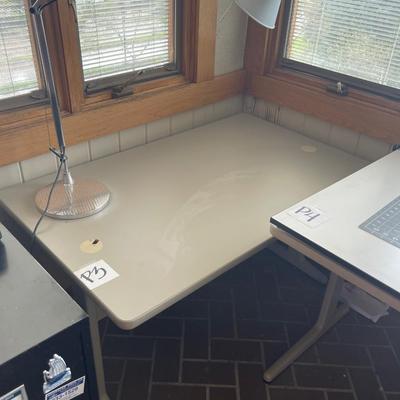 P3-desk with adjustable lamp
