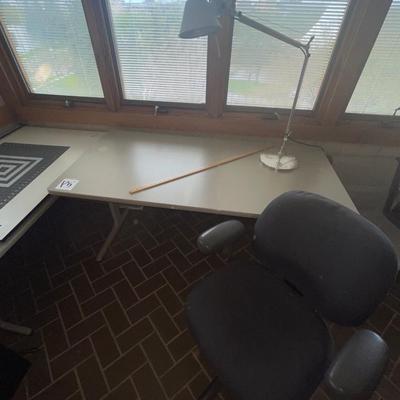 P5-Desk with adjustable lamp and extras