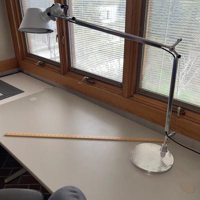 P5-Desk with adjustable lamp and extras