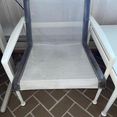 P7-Patio chairs and table (Knoll)