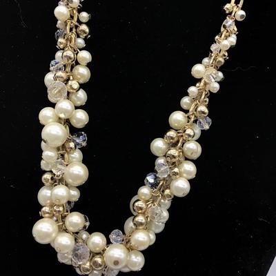 Beautiful Crystal And Faux Pearl Fashion Necklace
