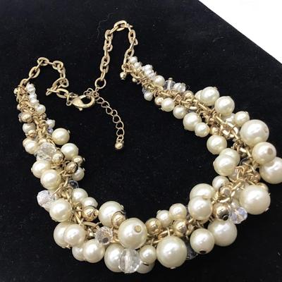Beautiful Crystal And Faux Pearl Fashion Necklace