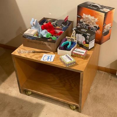 O19-Side Table on Wheels