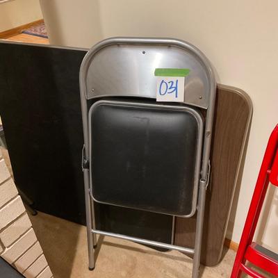 O31-2 folding tables and 2 chairs