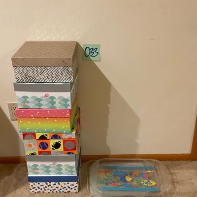 O33-Decorative boxes and 2 trays