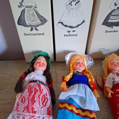 6 International Dolls in Box