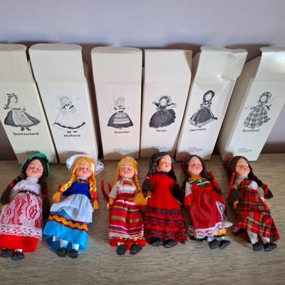 6 International Dolls in Box