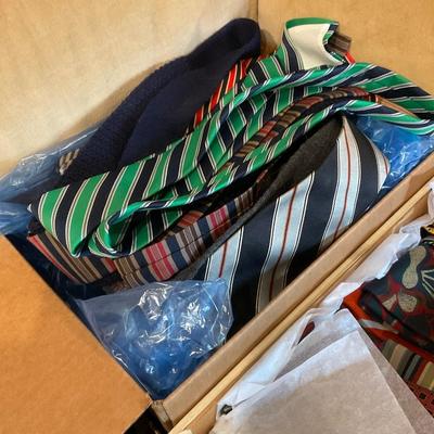 LR16-hats, gloves, men’s ties