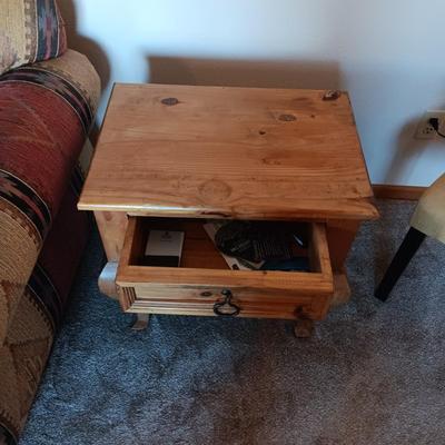 RUSTIC STYLE END TABLE WITH 1 DRAWER AND IRON PULLS PLUS A TABLE LAMP