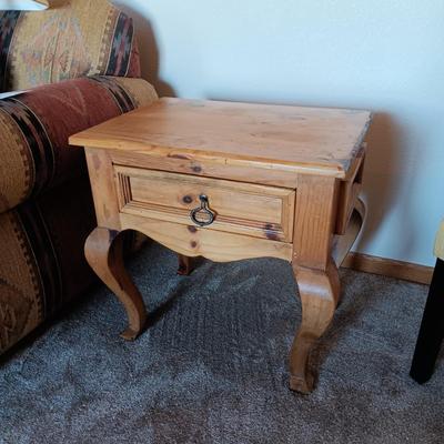 RUSTIC STYLE END TABLE WITH 1 DRAWER AND IRON PULLS PLUS A TABLE LAMP