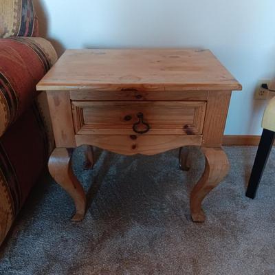 RUSTIC STYLE END TABLE WITH 1 DRAWER AND IRON PULLS PLUS A TABLE LAMP