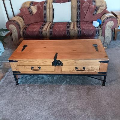 RUSTIC STYLE COFFEE TABLE W/IRON BASE & HARDWARE. 2 DRAWERS AND LIFT TOP FOR STORAGE