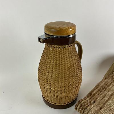 790 Wicker Style Thermos With Throw Blanket