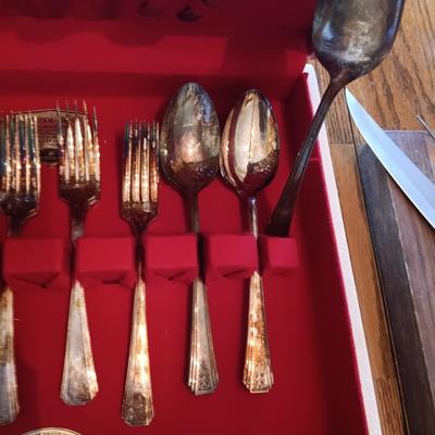 4 PLACE SETTING OF SILVER PLATE FLATWARE IN CHEST AND CARVING SET