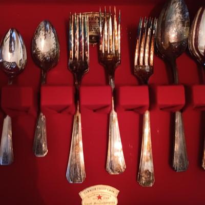 4 PLACE SETTING OF SILVER PLATE FLATWARE IN CHEST AND CARVING SET