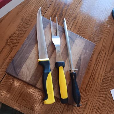 4 PLACE SETTING OF SILVER PLATE FLATWARE IN CHEST AND CARVING SET