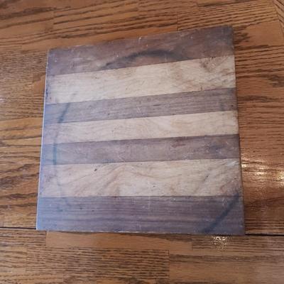 4 PLACE SETTING OF SILVER PLATE FLATWARE IN CHEST AND CARVING SET