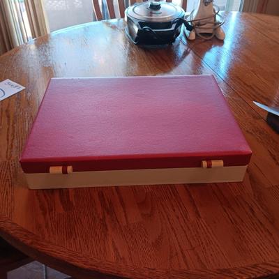 4 PLACE SETTING OF SILVER PLATE FLATWARE IN CHEST AND CARVING SET