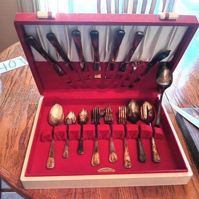 4 PLACE SETTING OF SILVER PLATE FLATWARE IN CHEST AND CARVING SET