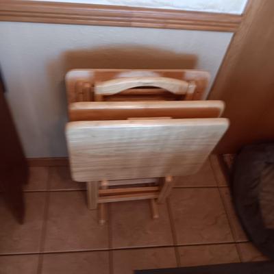 3 WOODEN TV TRAYS ON A STAND