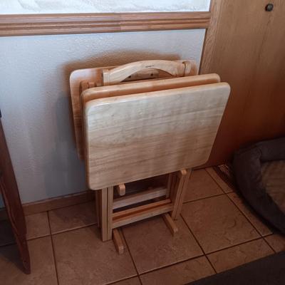 3 WOODEN TV TRAYS ON A STAND