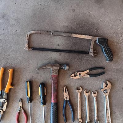 A GOOD VARIETY OF HAND TOOLS