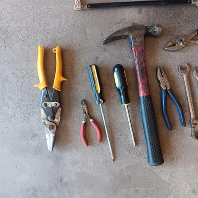 A GOOD VARIETY OF HAND TOOLS