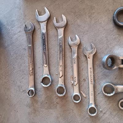 24" RIDGID ALUMINUM PIPE WRENCH, 15" CRESCENT, COMBINATION WRENCHES AND SCREWDRIVERS