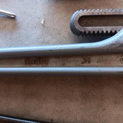 24" RIDGID ALUMINUM PIPE WRENCH, 15" CRESCENT, COMBINATION WRENCHES AND SCREWDRIVERS