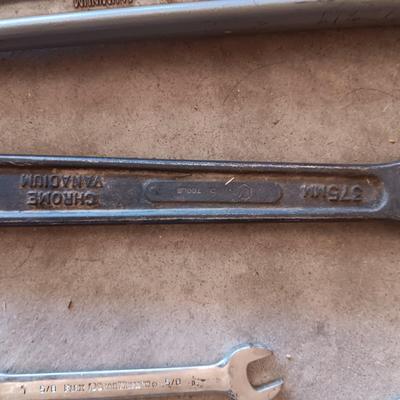 24" RIDGID ALUMINUM PIPE WRENCH, 15" CRESCENT, COMBINATION WRENCHES AND SCREWDRIVERS