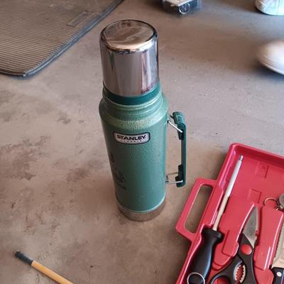 GRIP KNIFE SET IN A CARRY CASE, BEVERAGE COOLER, THERMOS AND FLY FISHING POLE & REEL