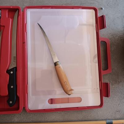 GRIP KNIFE SET IN A CARRY CASE, BEVERAGE COOLER, THERMOS AND FLY FISHING POLE & REEL