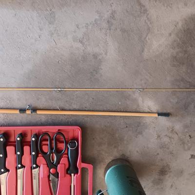 GRIP KNIFE SET IN A CARRY CASE, BEVERAGE COOLER, THERMOS AND FLY FISHING POLE & REEL