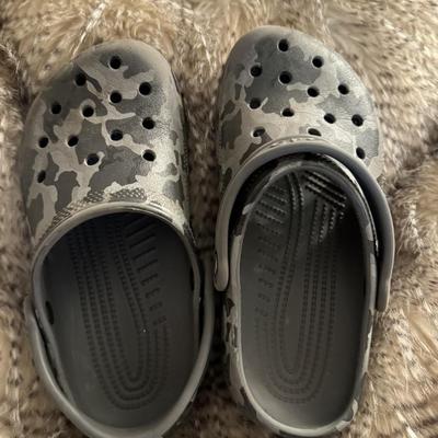 Crocks women camo size 6