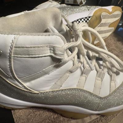 Nike Air Jordan Retro 11 Women size 9 Metallic Silver size 9