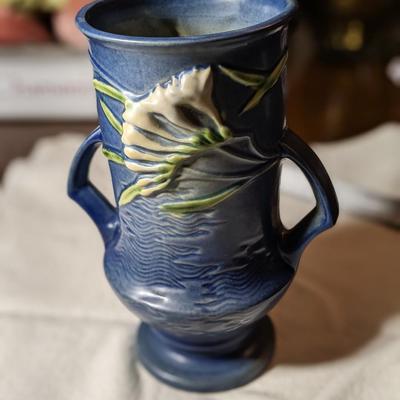 1945 Roseville Ohio Pottery Blue Freesia Floral Double Handle Ceramic Vase 123-9